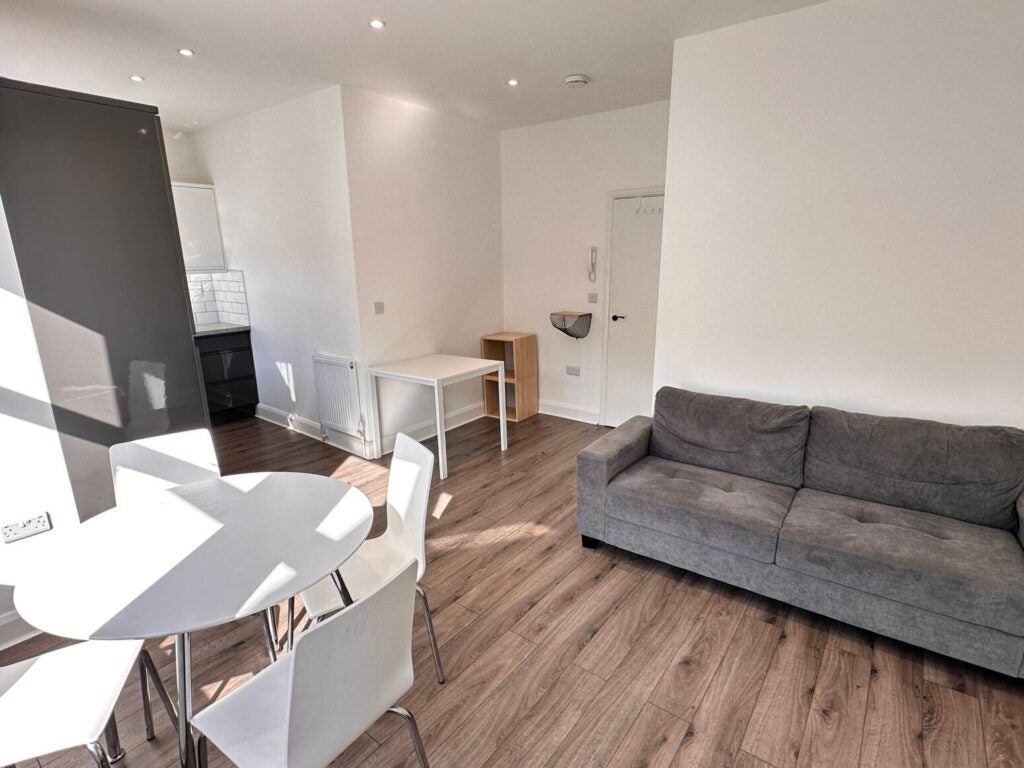 Flat Rockhall Road in Greater London