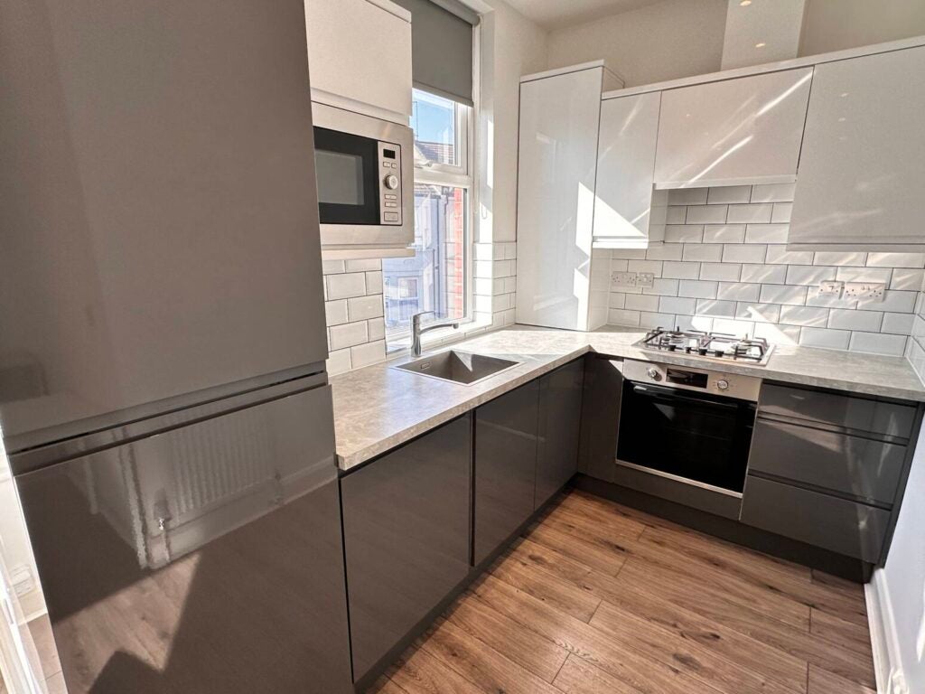 Flat Rockhall Road in Greater London