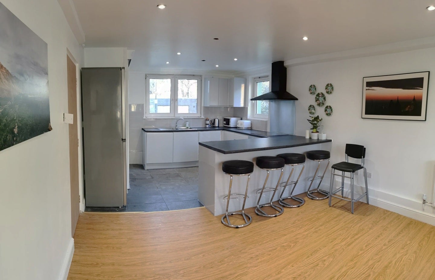 Flat Hicken Road in Greater London