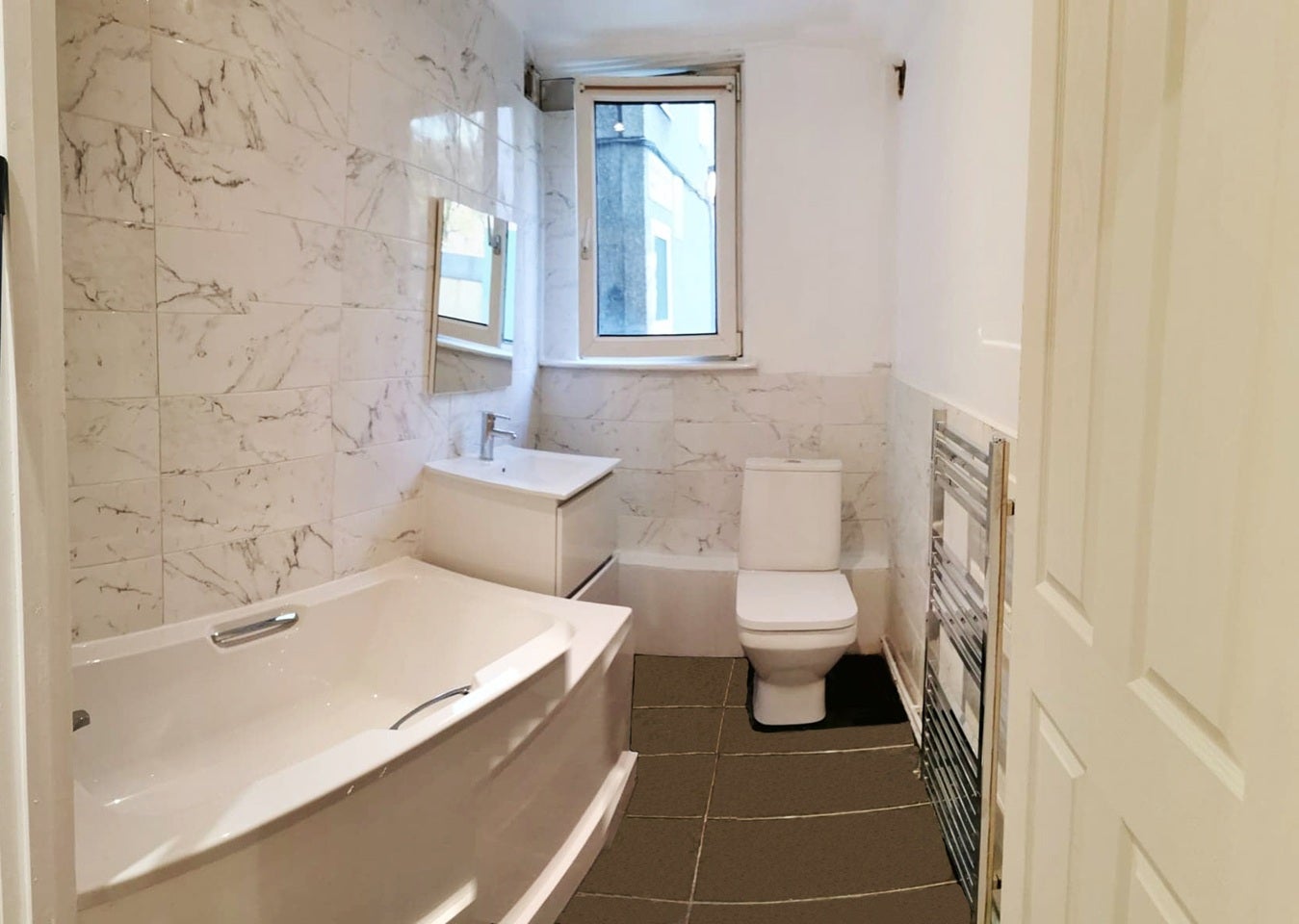 Flat Hicken Road in Greater London