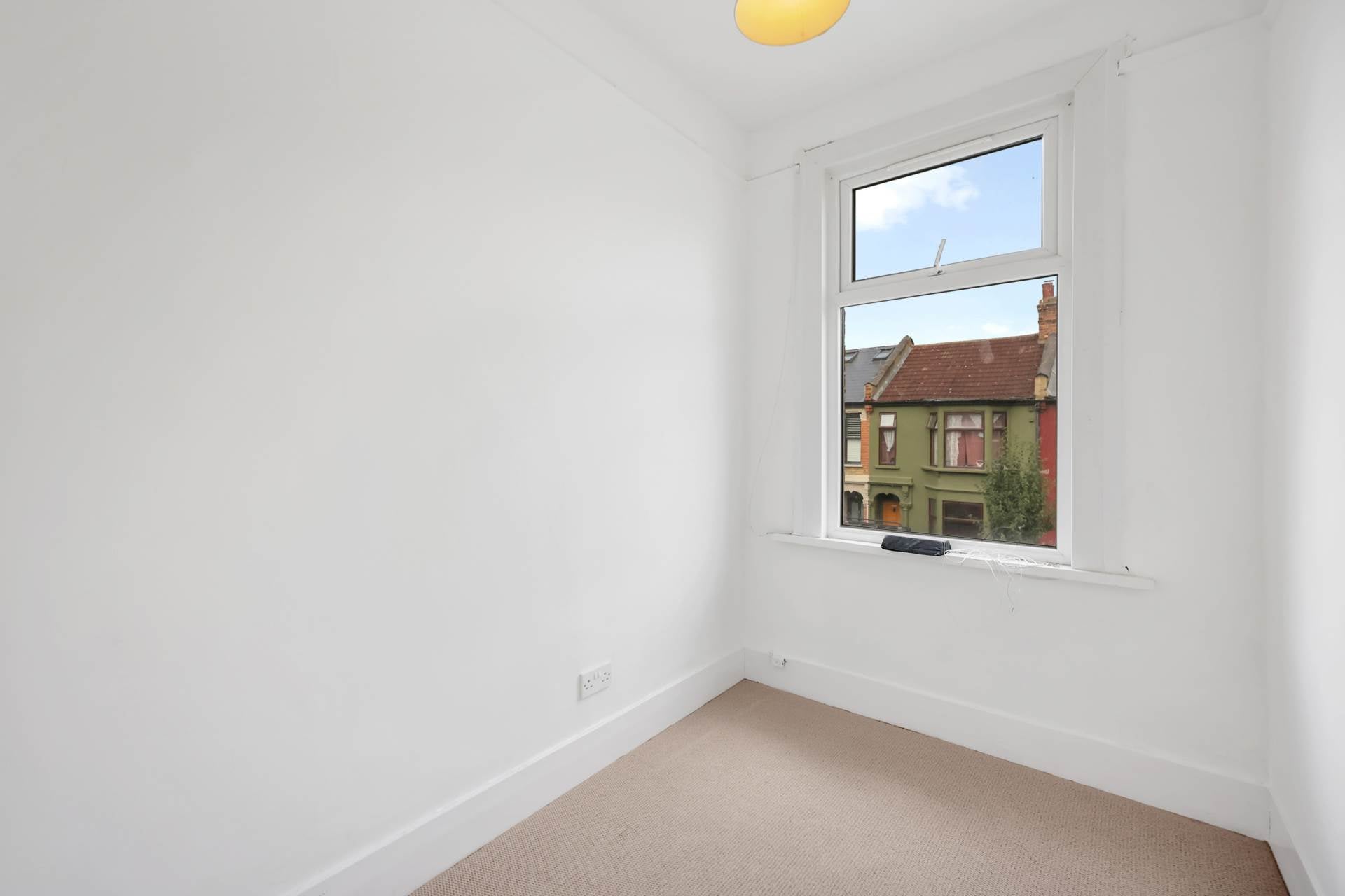 Flat Northbank Road in Greater London