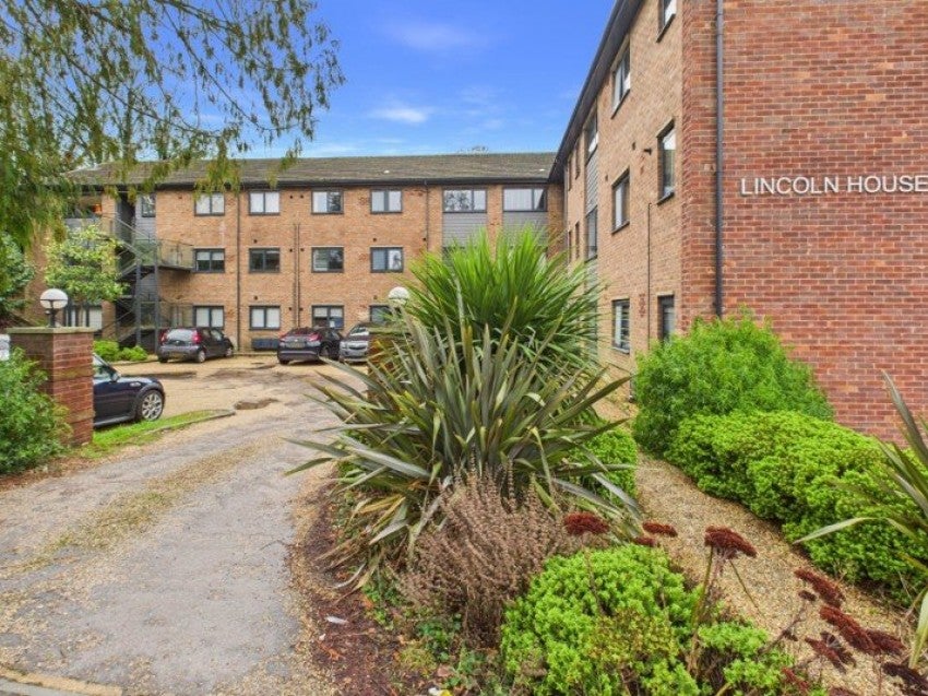 Flat Brookfield Road in Wooburn Green