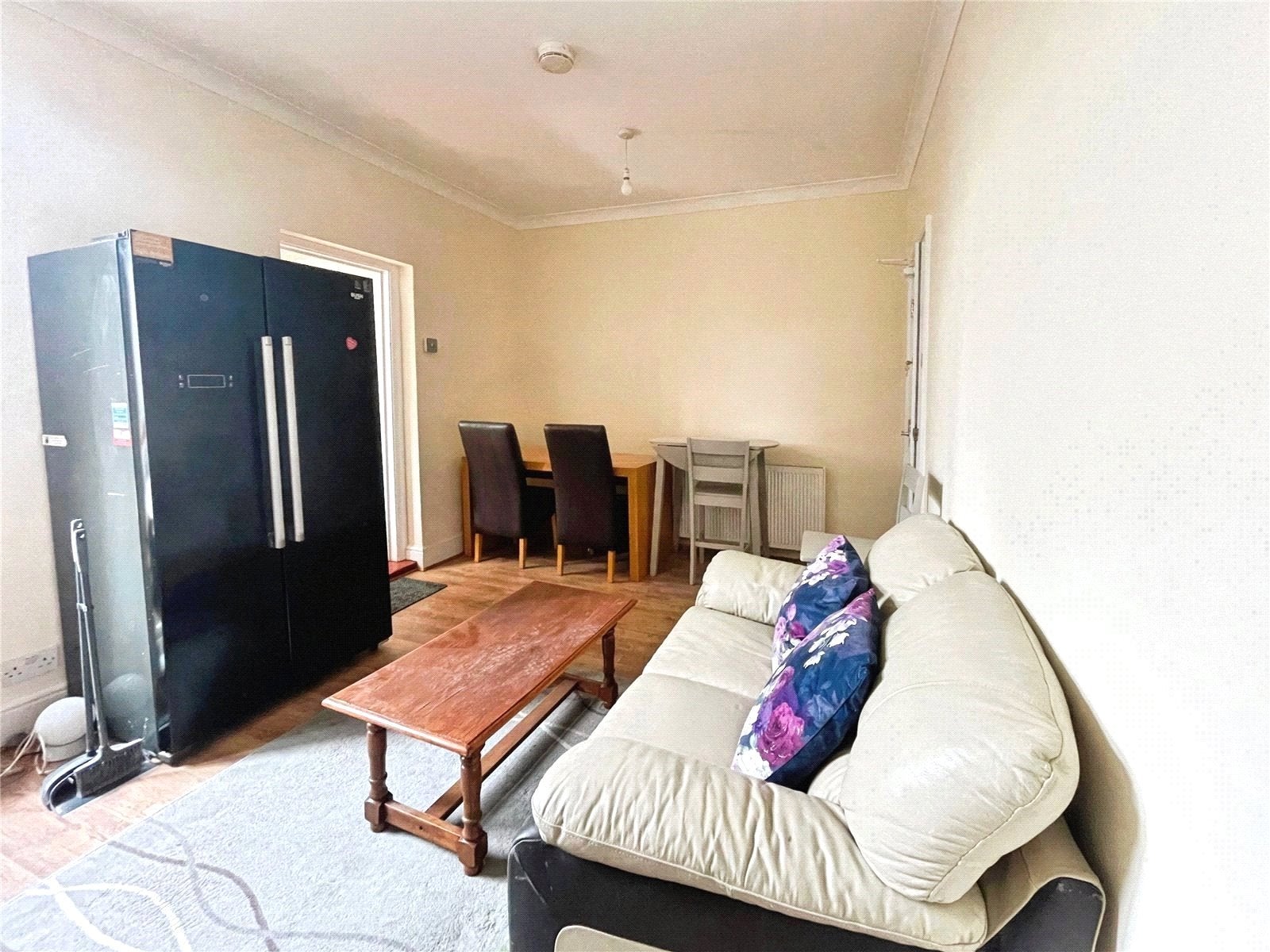 Flat Queen's Road in Borough of Runnymede