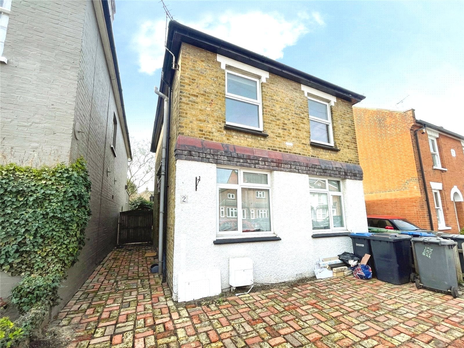 Flat Queen's Road in Borough of Runnymede