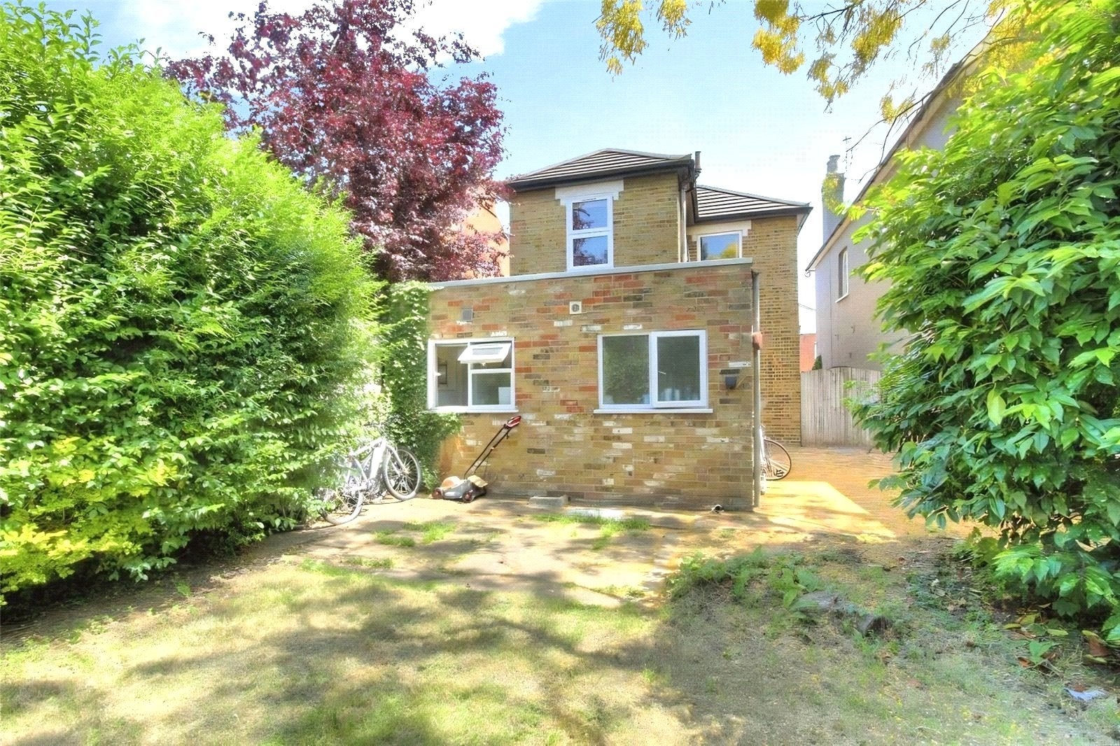 Flat Queen's Road in Borough of Runnymede