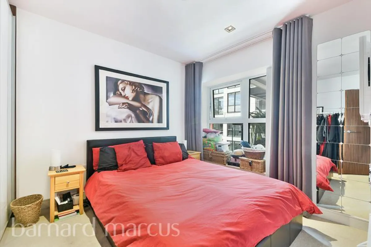 Flat Longfield Avenue in Greater London