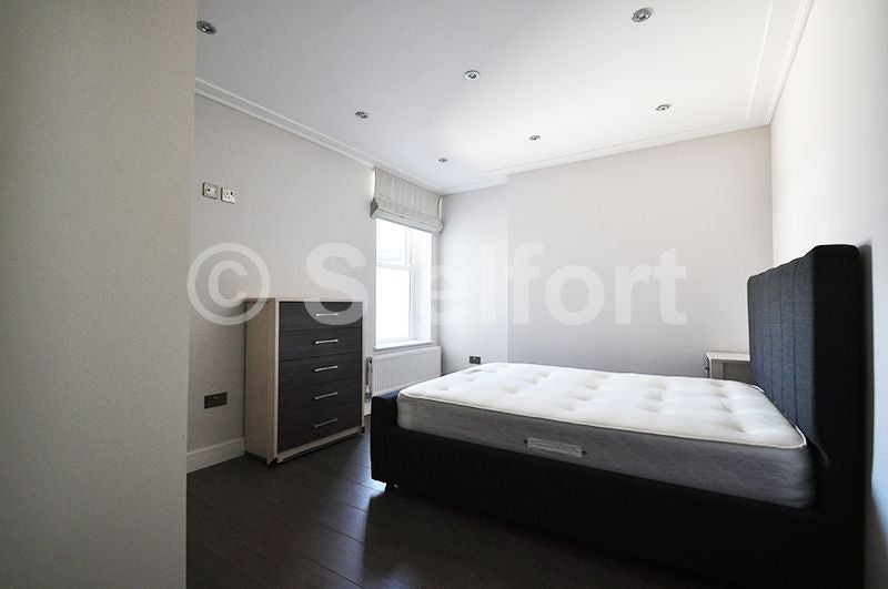 Flat Empire Square in Greater London