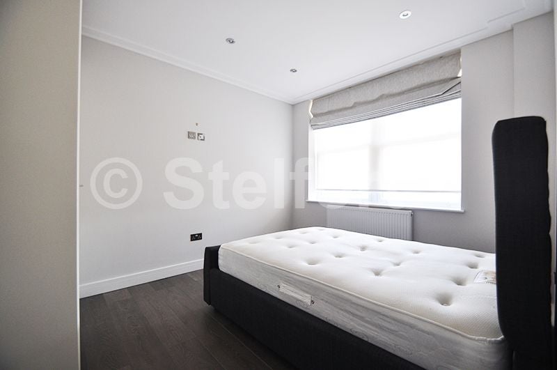 Flat Empire Square in Greater London