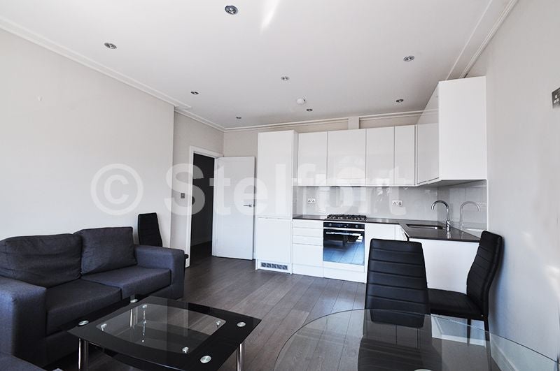 Flat Empire Square in Greater London