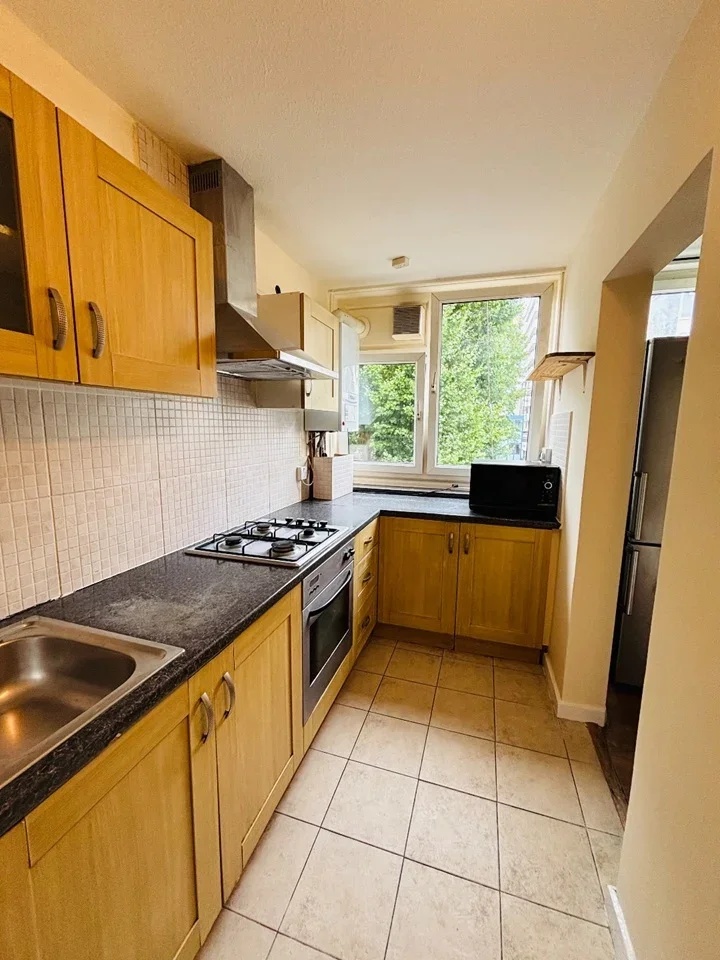 Room Thomas Baines Road in Greater London