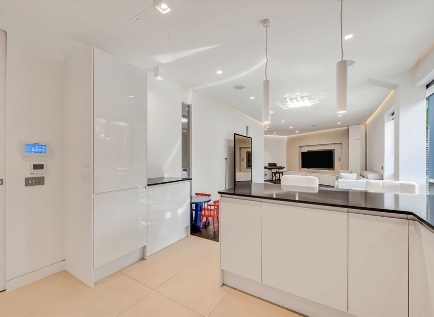 Flat Kingsford Street in Greater London