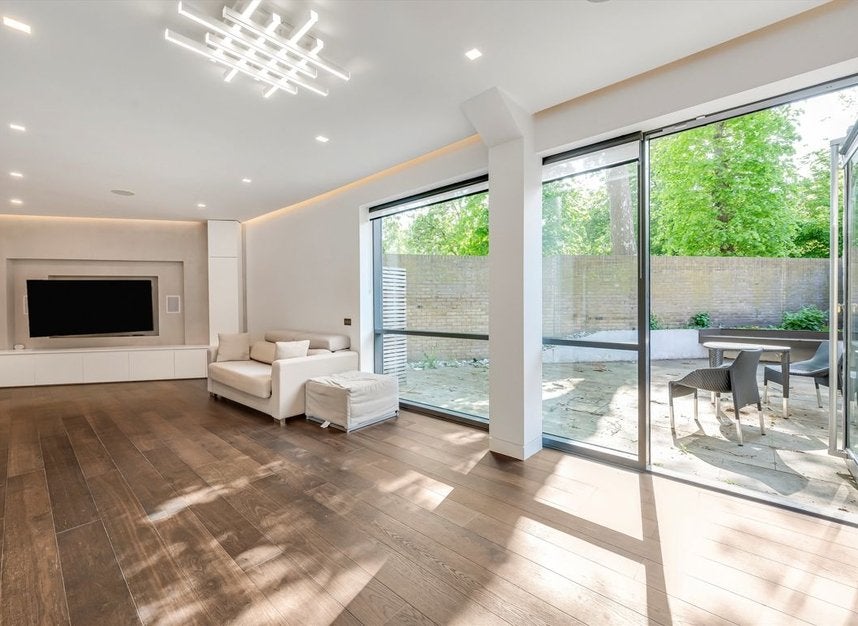 Flat Kingsford Street in Greater London