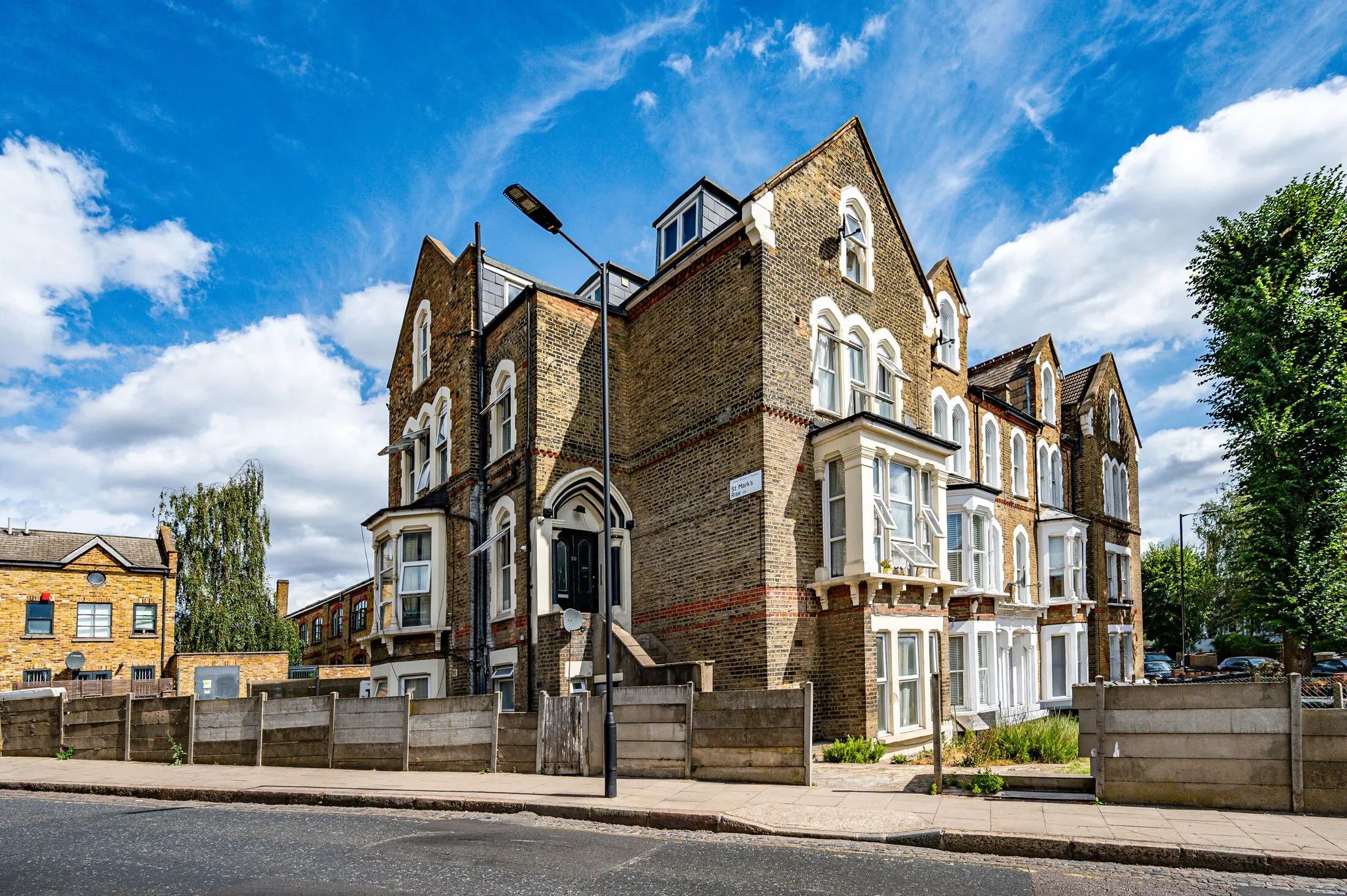 Flat St Mark's Rise in Greater London