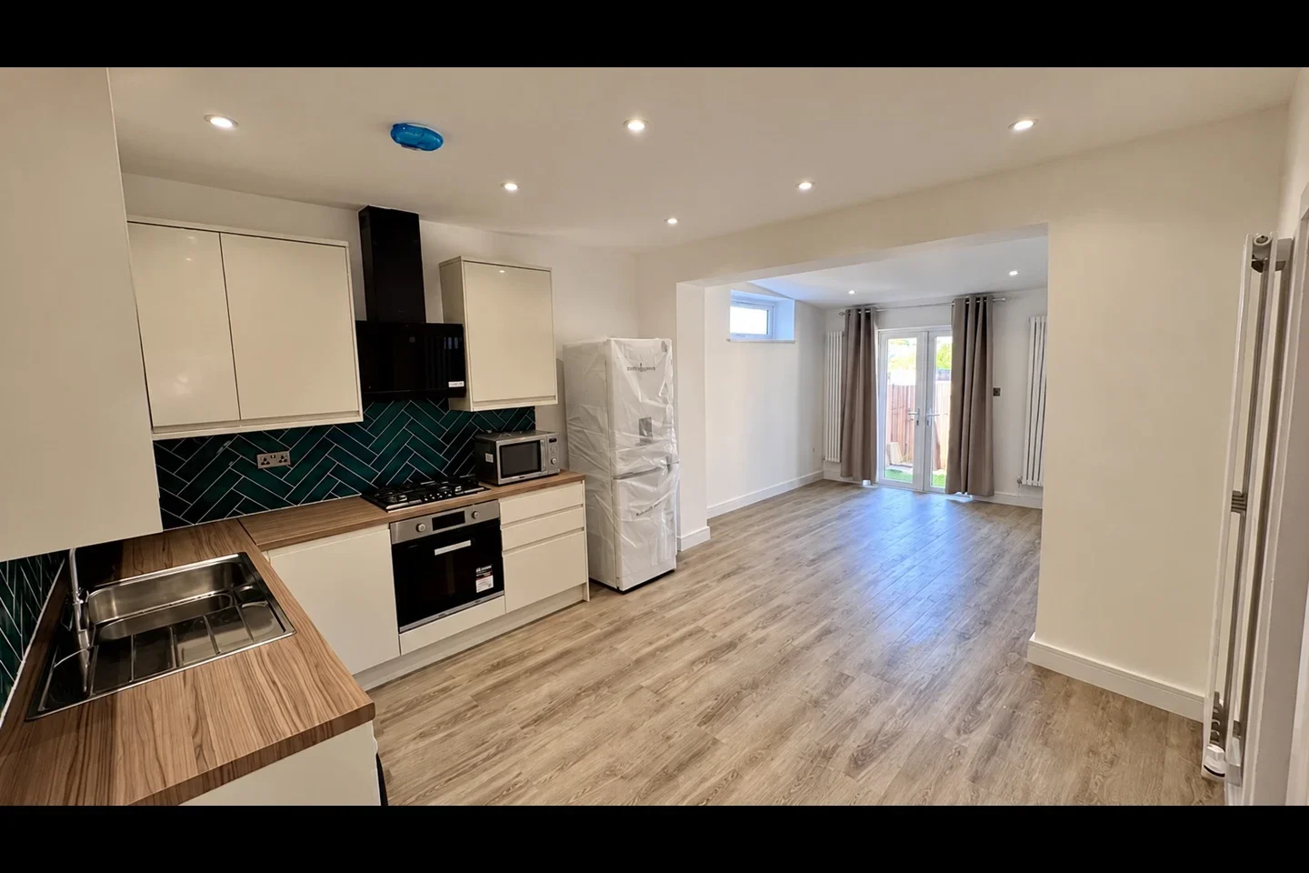 Flat Selborne Gardens in Greater London