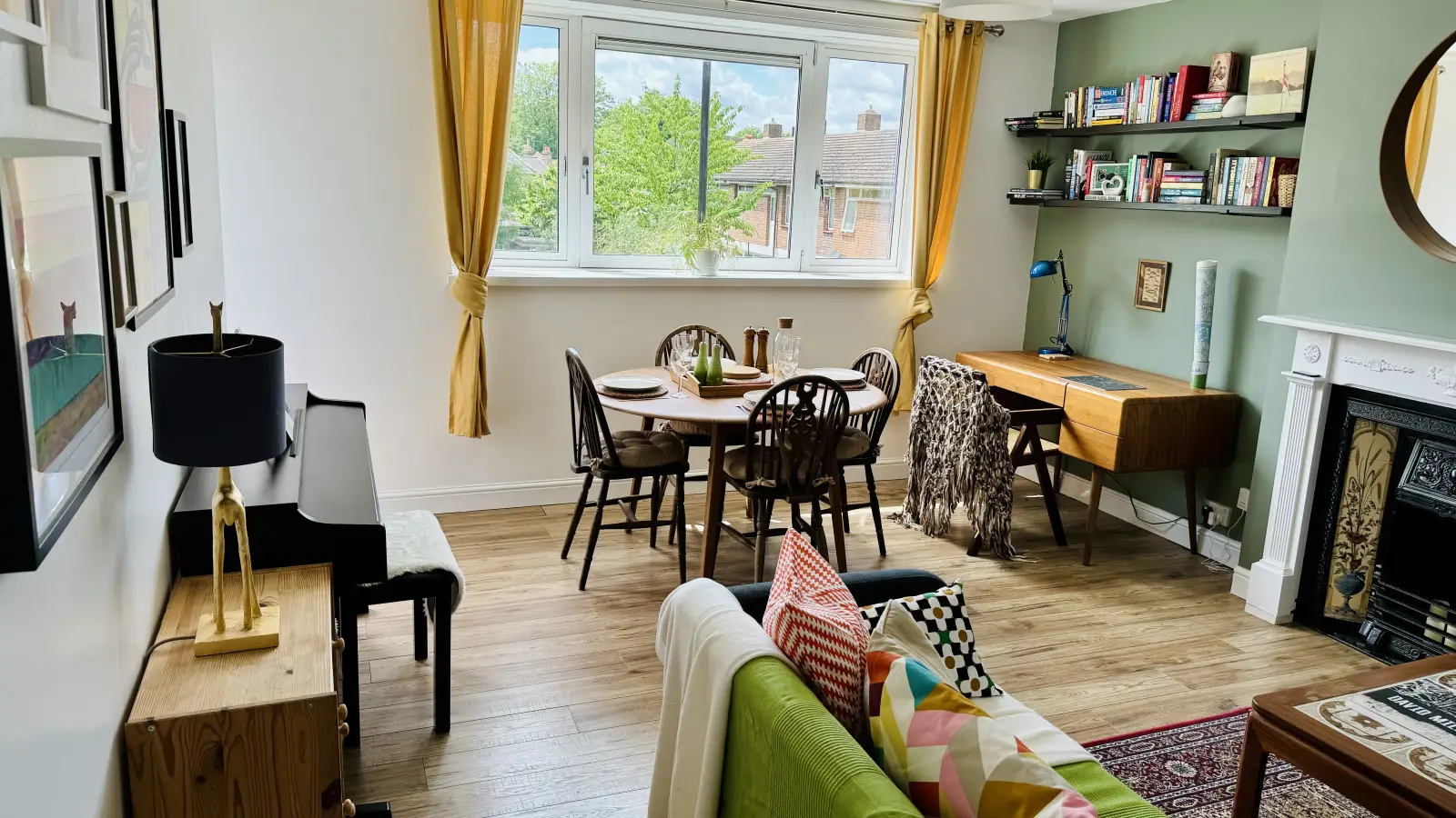 Flat Hollydale Road in Greater London