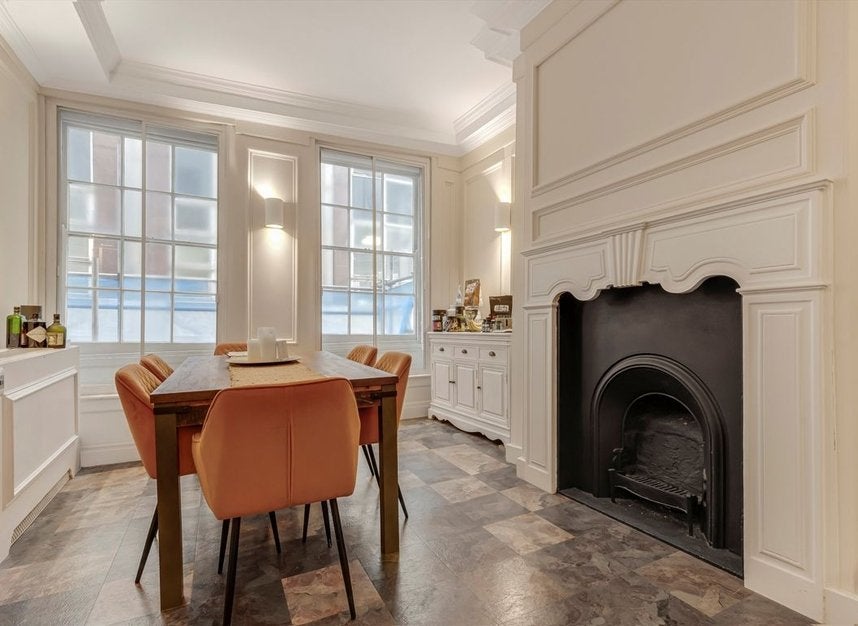 Flat Cannon Street in City of London