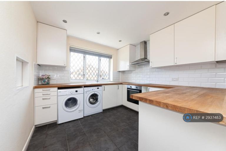 Flat Prince Andrew Way in Chavey Down