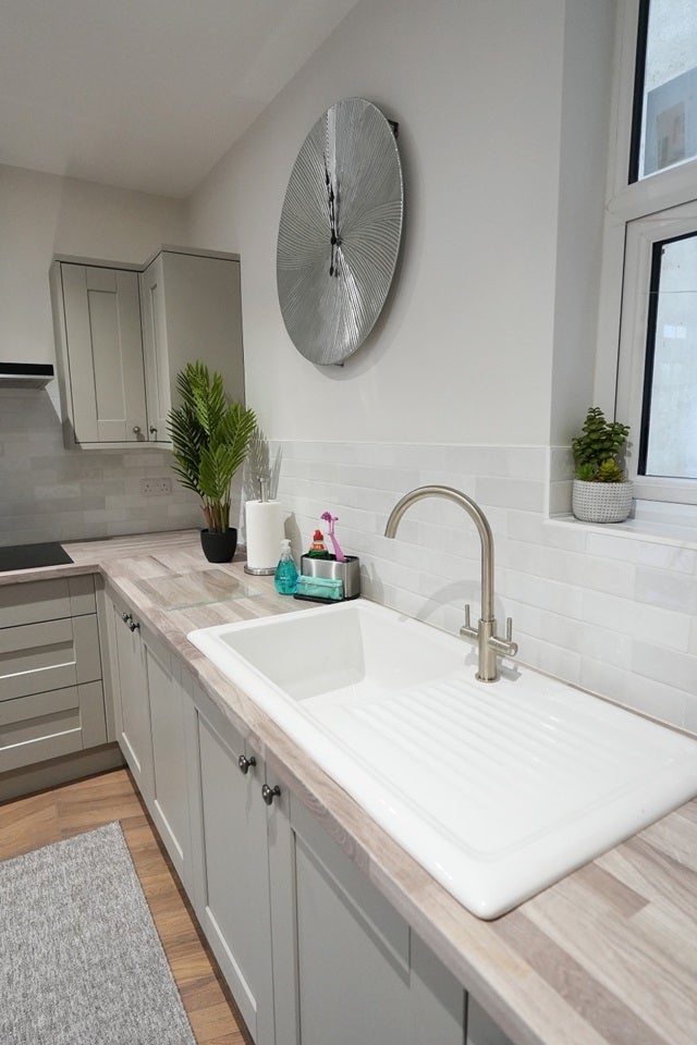 Room Lynwood Road in Reigate and Banstead