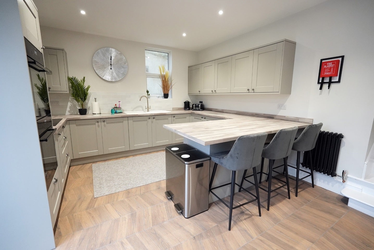 Room Lynwood Road in Reigate and Banstead