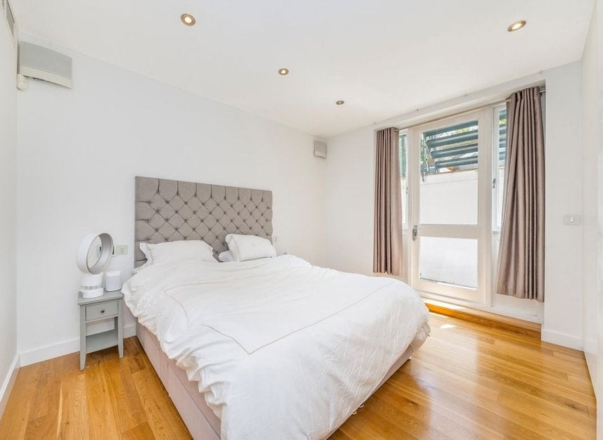 Flat Nevern Place in Greater London