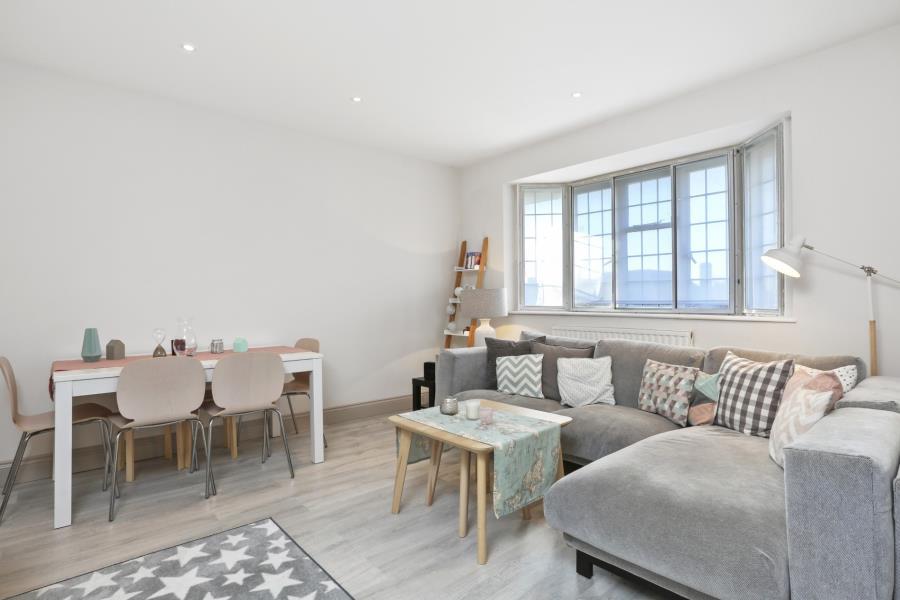 Flat Ossulton Way in London