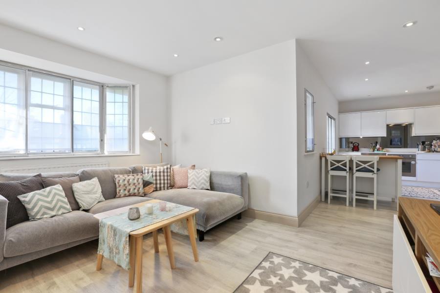 Flat Ossulton Way in London
