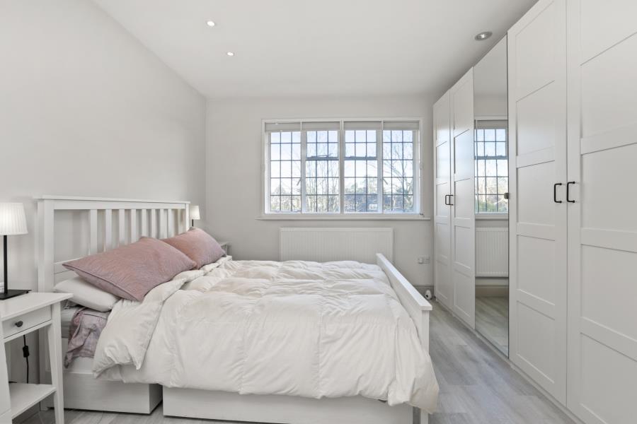 Flat Ossulton Way in London
