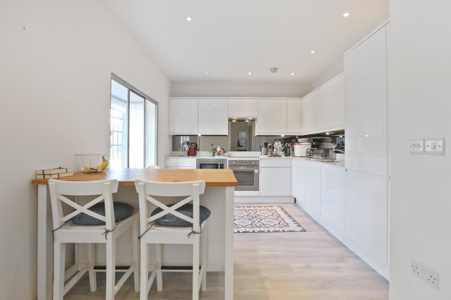 Flat Ossulton Way in London