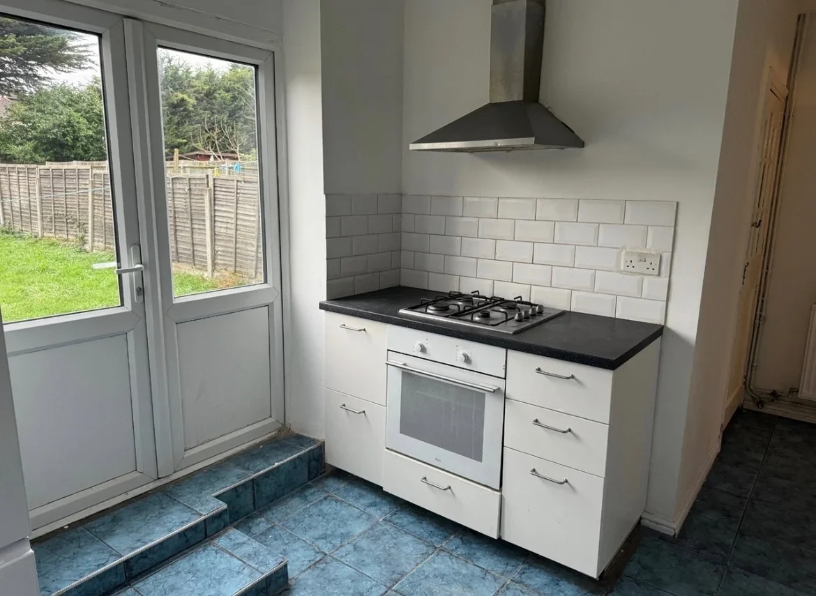 Room Anstridge Road in Greater London