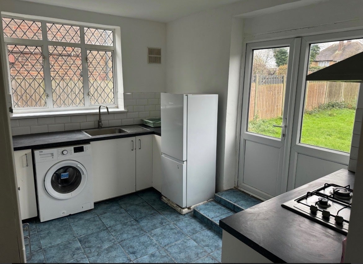 Room Anstridge Road in Greater London