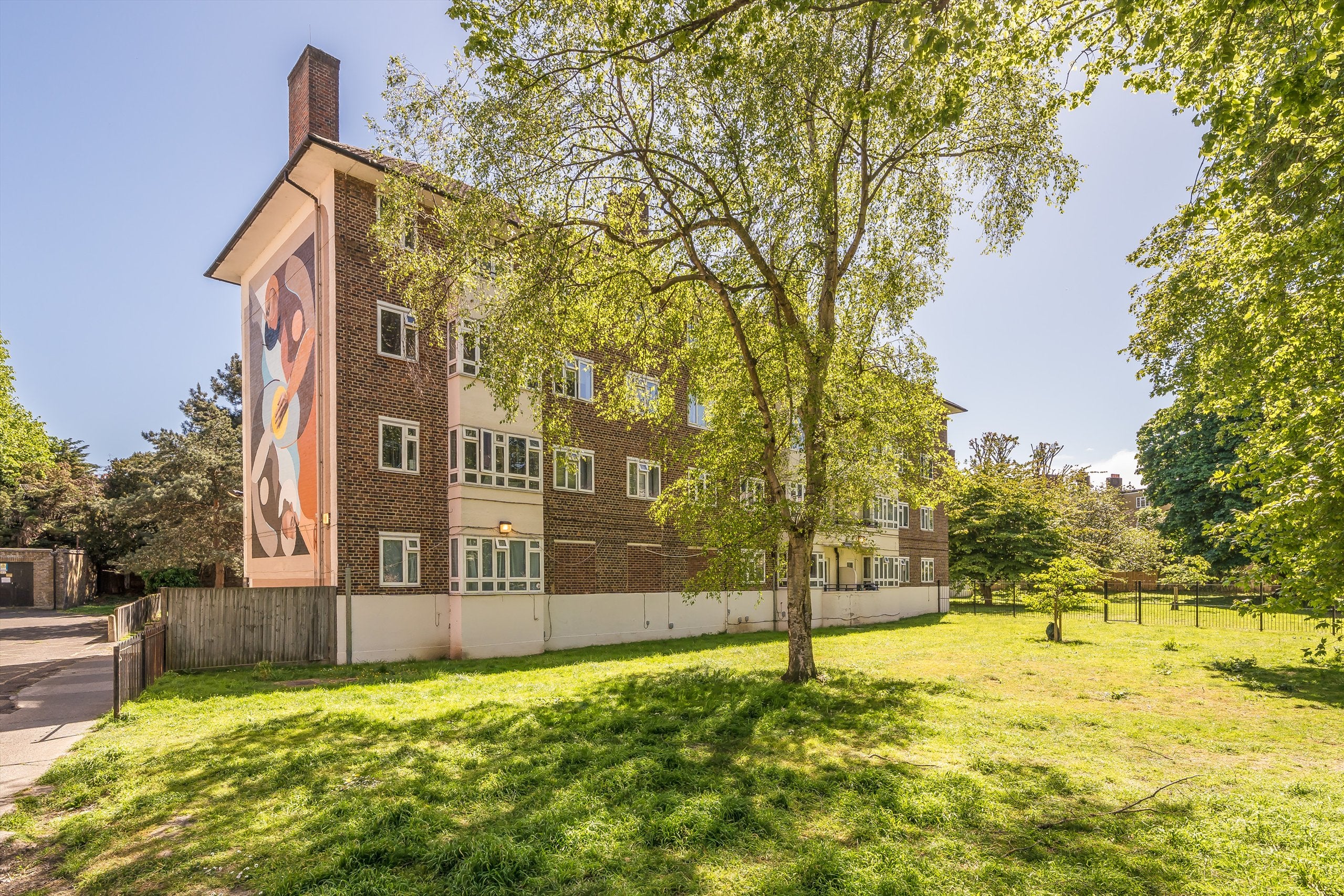 Flat Rodenhurst Road in London