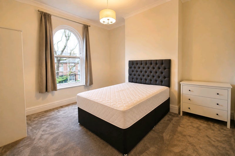 Room Belgrave Crescent in Manchester