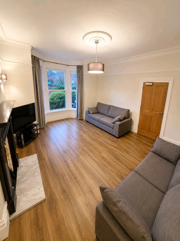 Room Belgrave Crescent in Manchester