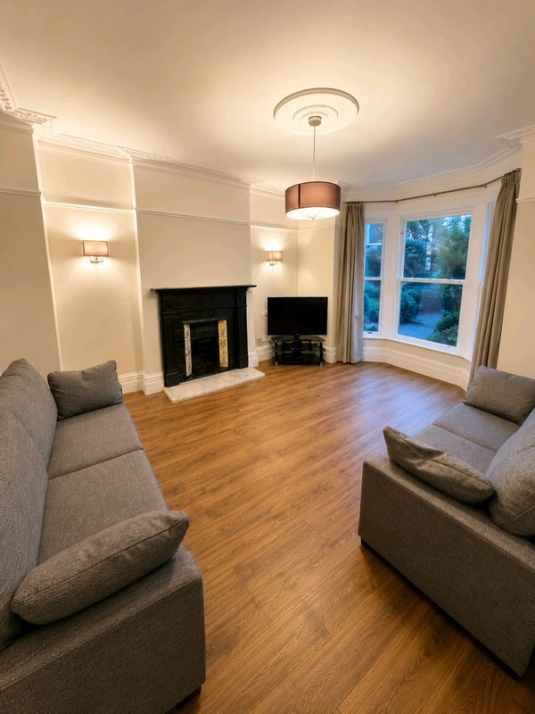 Room Belgrave Crescent in Manchester