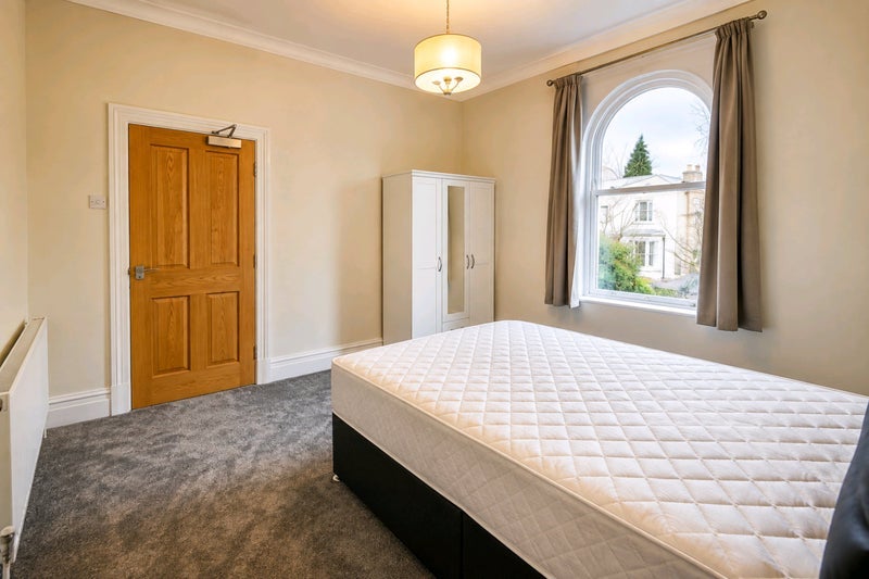 Room Belgrave Crescent in Manchester