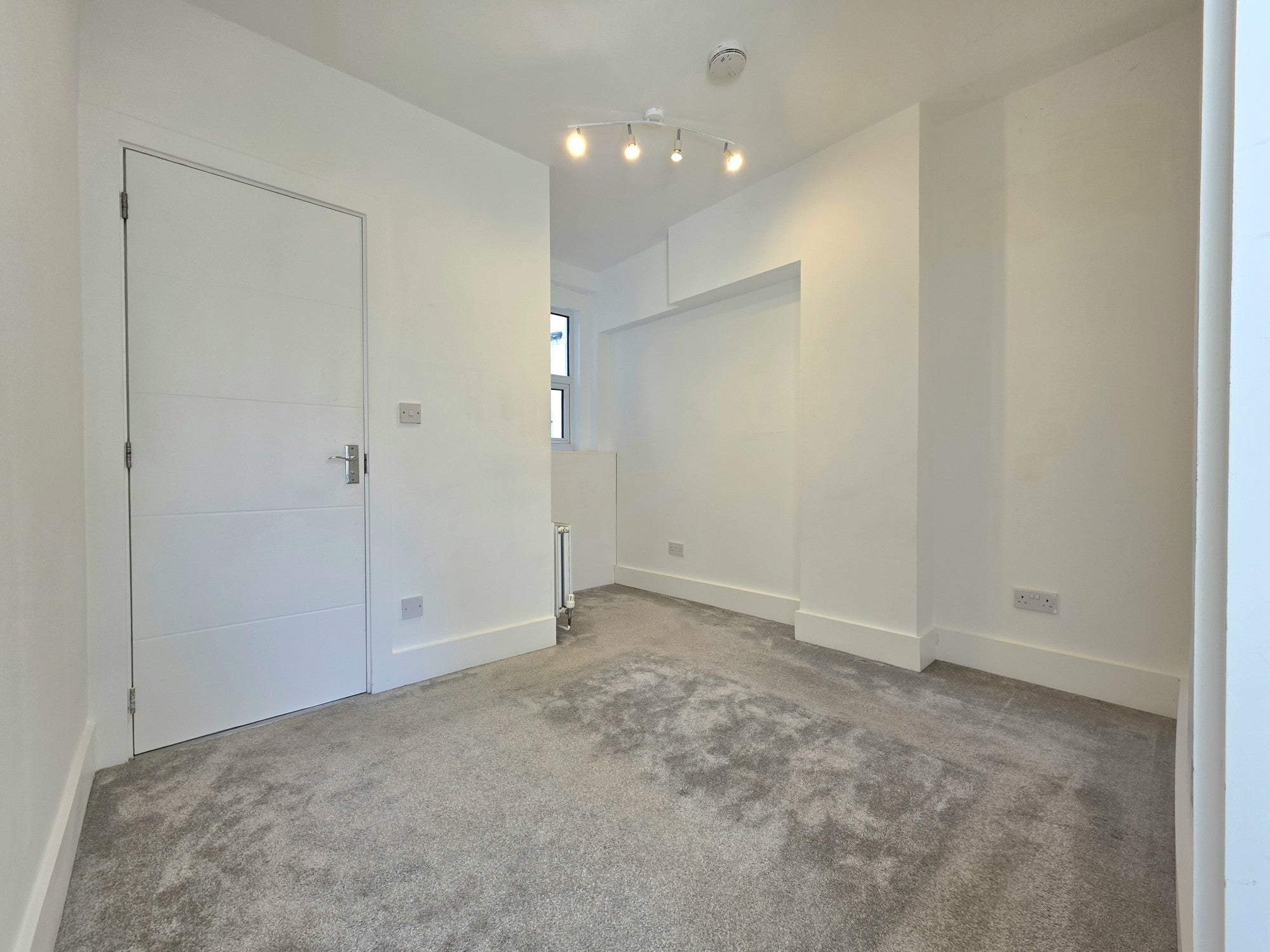 Flat Vaughan Road in Greater London