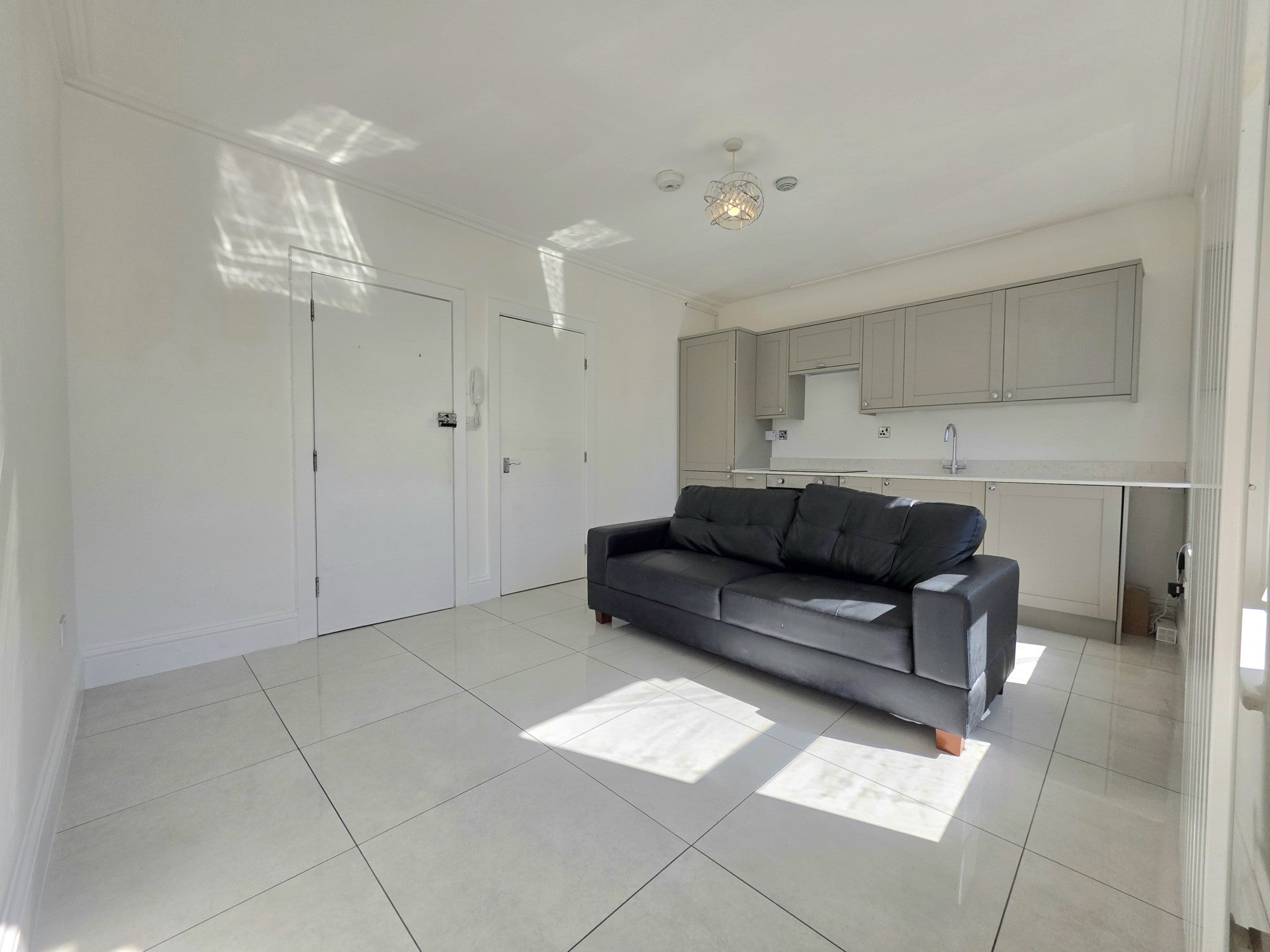 Flat Vaughan Road in Greater London