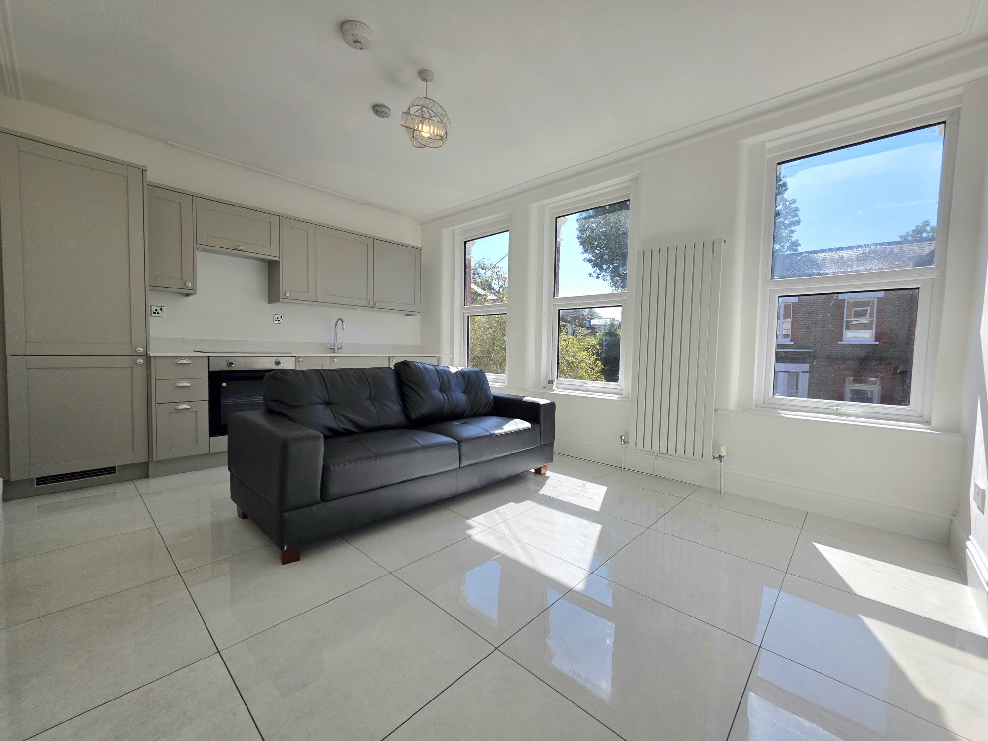 Flat Vaughan Road in Greater London