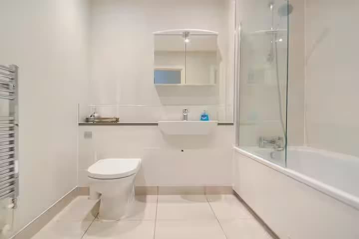 Room St Ives Place in Greater London