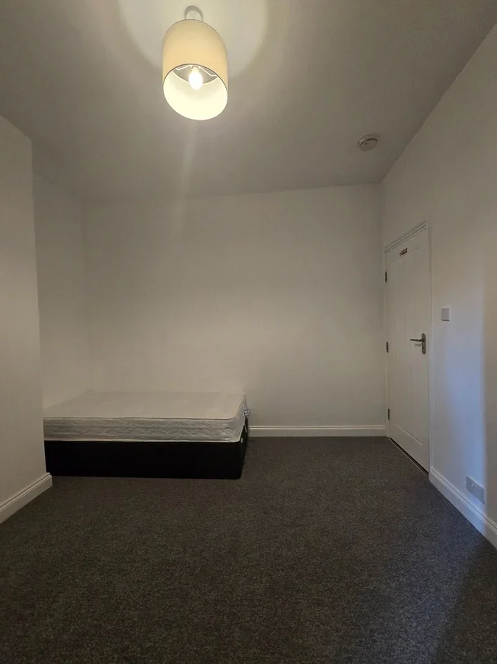 Room Leigh Road in Greater London