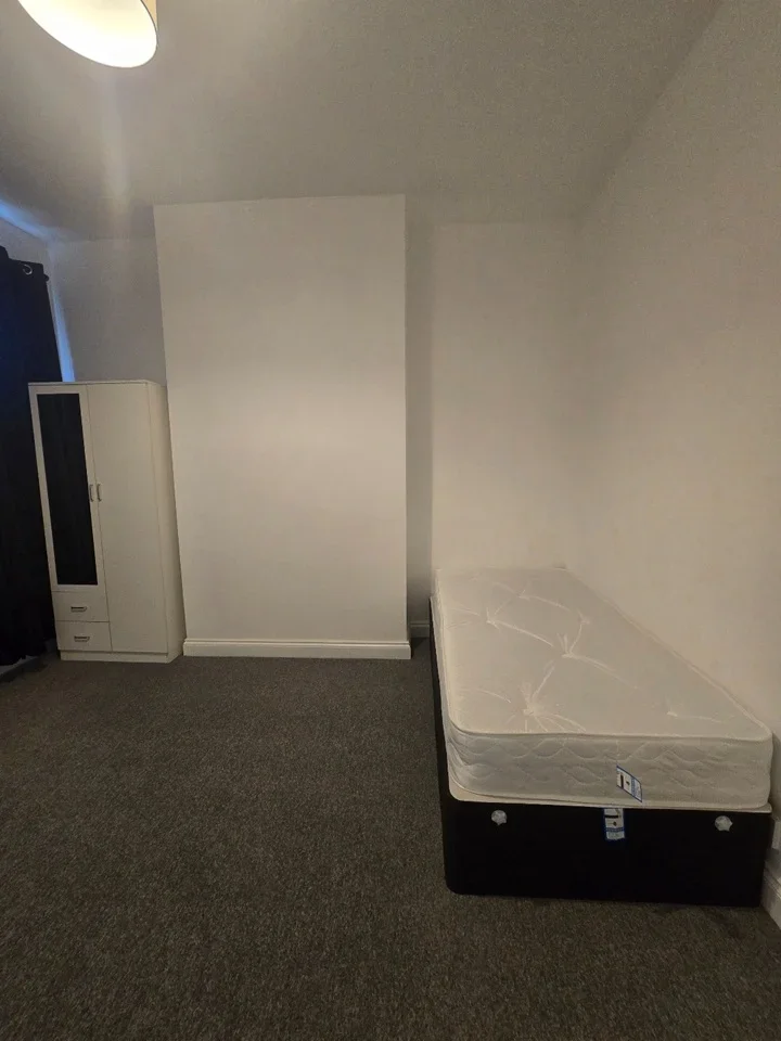 Room Leigh Road in Greater London