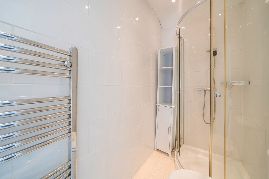 Flat Grant Road in Greater London