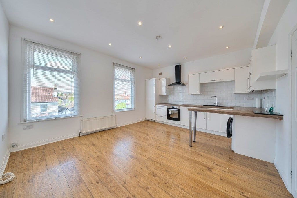 Flat Grant Road in Greater London