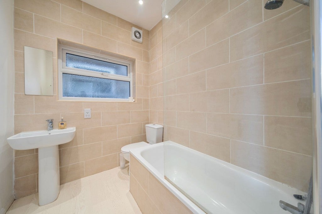Flat Grant Road in Greater London
