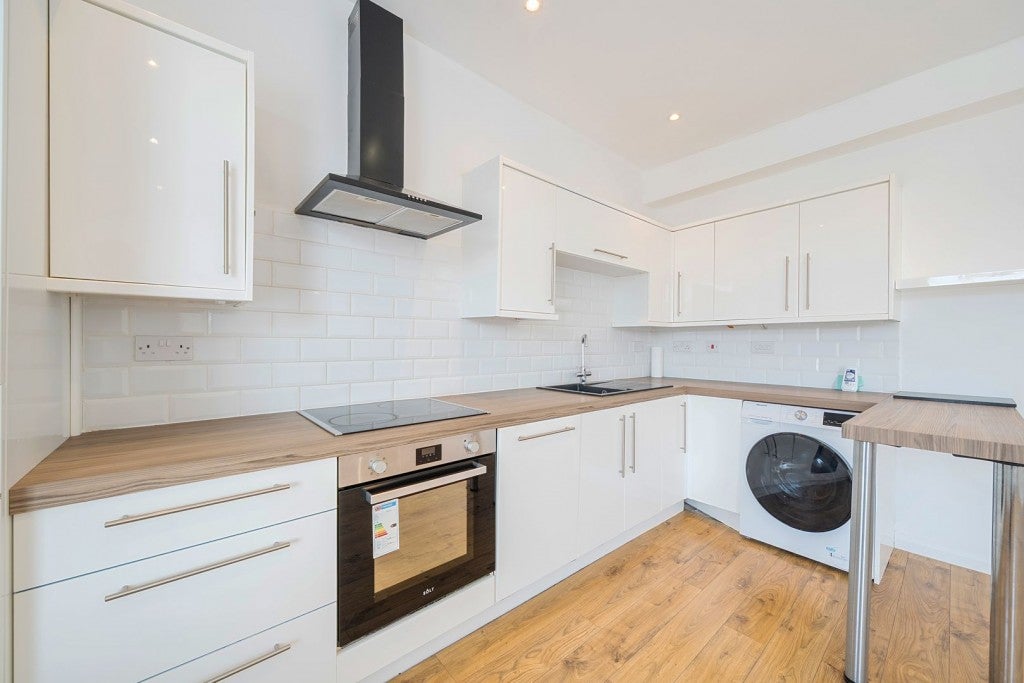 Flat Grant Road in Greater London