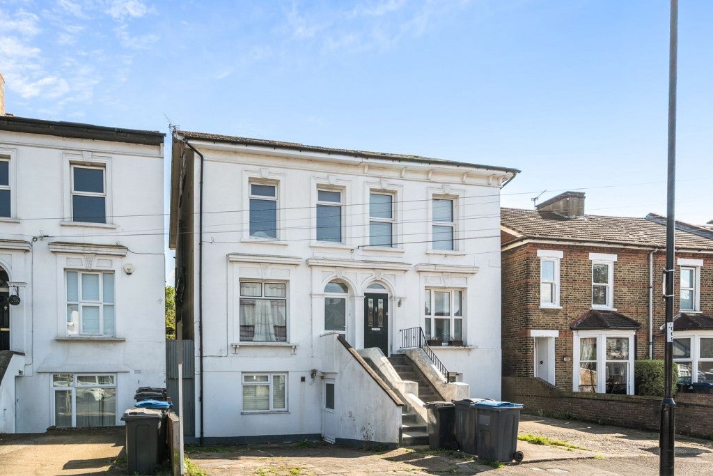 Flat Grant Road in Greater London