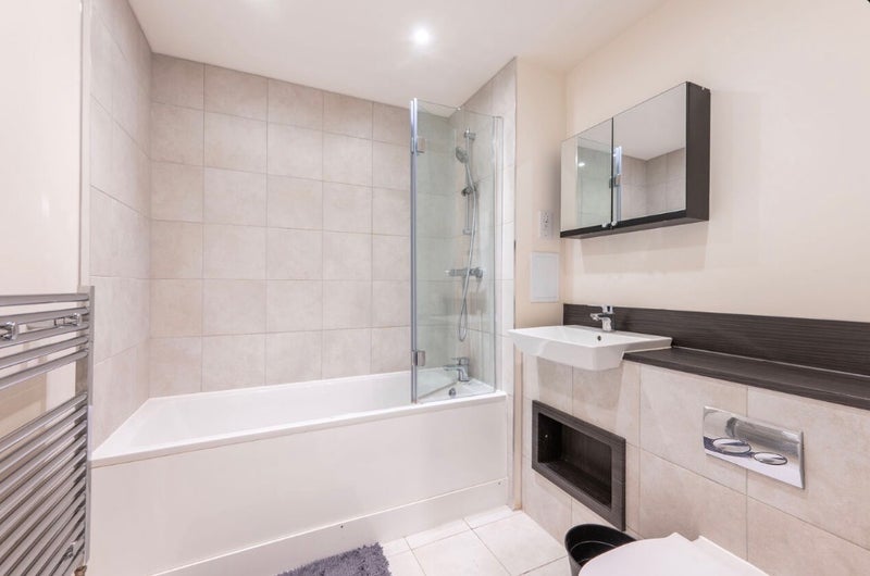 Room North End Road in Greater London