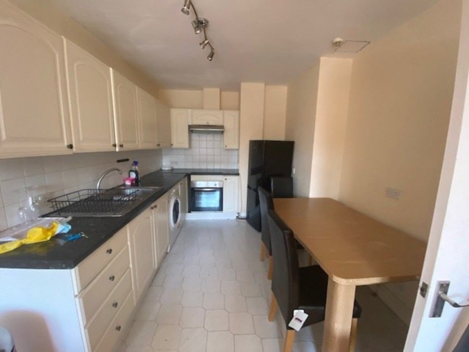 Flat Walnut Tree Close in Guildford