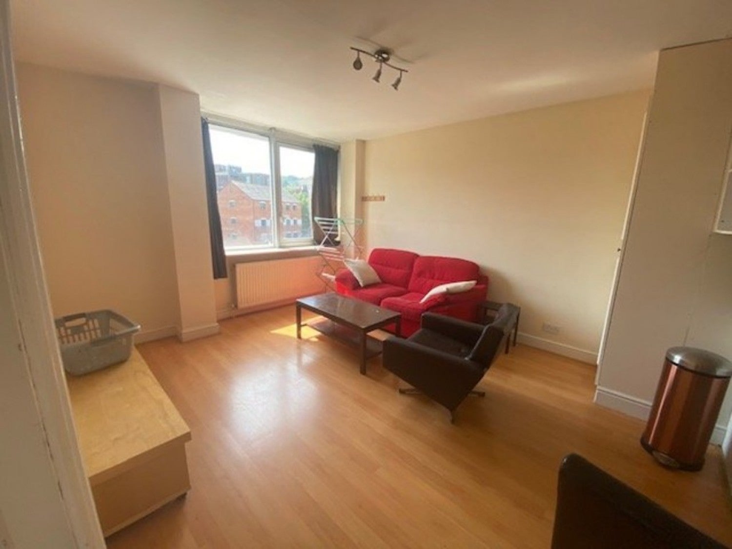 Flat Walnut Tree Close in Guildford