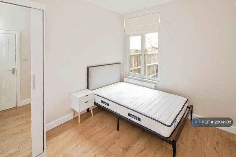 Room Wearside Road in Greater London